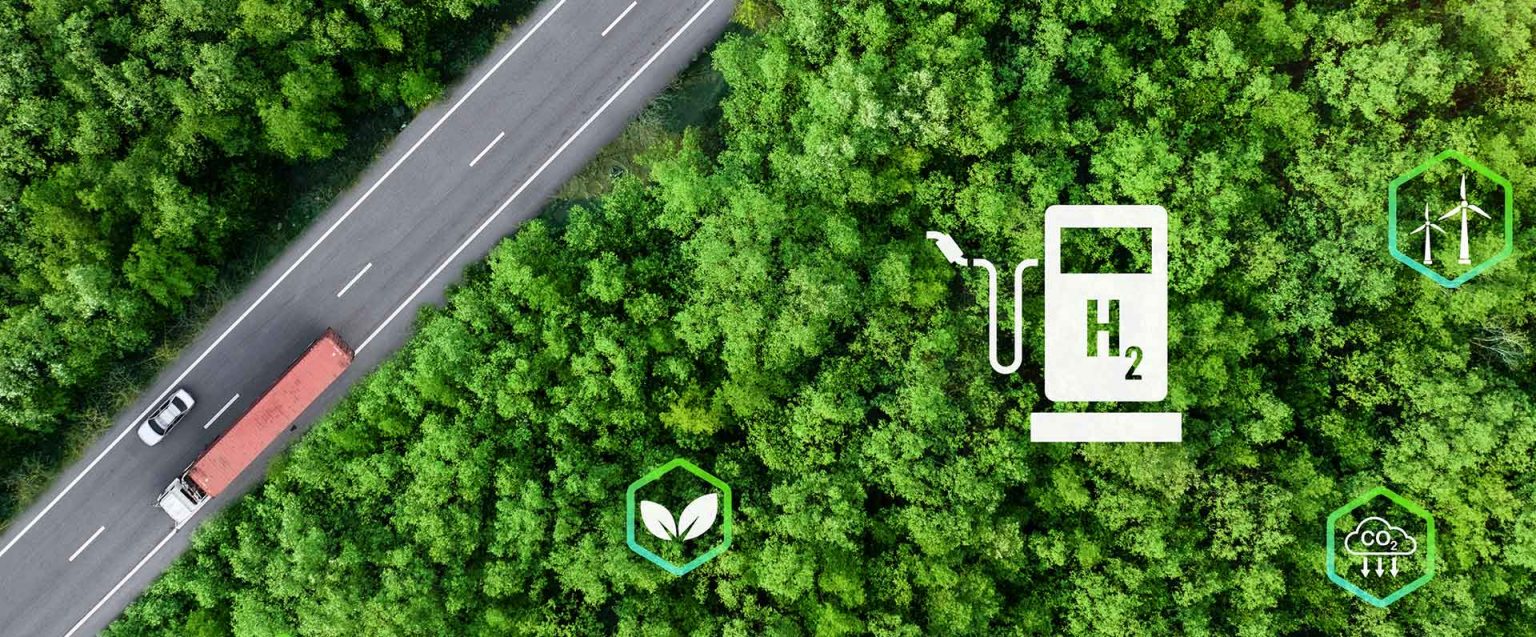 Waldstraße mit Lkw, Auto und H₂-Symbol, umgeben von Nachhaltigkeits-Icons.
