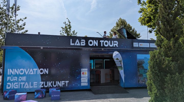 Ausstellungscontainer ‚LAB ON TOUR‘ mit Weltraumdesign.